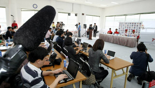 프로야구 한국시리즈를 하루 앞둔 15일 광주 무등경기장 다목적체육관에서 열린 미디어데이에서 100여명의 취재진이 몰려 성황을 이루고 있다. 이날 미디어데이는 한 MBC ESPN에 의해 이례적으로 전국에 생중계됐다. 