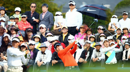15일 경기도 용인 레이크사이드C.C에서 열린 신한동해오픈 1라운드에서 최경주, 양용은, 배상문이 1번홀 티샷을 하고 있다. 