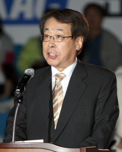 15일 전주실내체육관에서 2009-2010 시즌 프로농구 개막전 전주 KCC-원주 동부 경기가 열렸다. 식전행사에서 전육 KBL 총재가 개막을 선언하고 있다. 