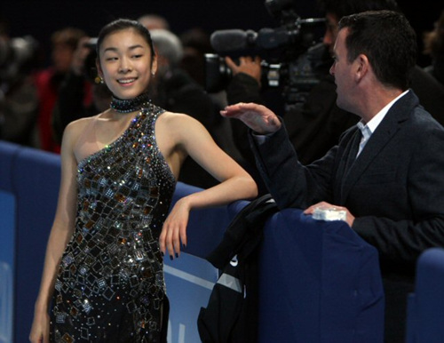 피겨퀸 김연아가 본드걸의 모습을 선보였다. 2009-2010 국제빙상경기연맹(ISU) 피겨 시니어 그랑프리 1차 대회 우승에 도전하는 김연아가 16일 팔레 옴니스포르 드 파리-베르시 빙상장에서 쇼트프로그램 공식연습 중 총을 쏘는 모습으로 마지막 자세를 연기하고 있다. 김연아는 17일 새벽(한국시간) 10명의 출전 선수 가운데 아사다 마오에 이어 9번째로 쇼트프로그램 연기를 펼친다. 