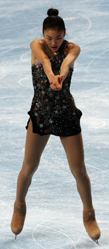 피겨퀸 김연아가 본드걸의 모습을 선보였다. 2009-2010 국제빙상경기연맹(ISU) 피겨 시니어 그랑프리 1차 대회 우승에 도전하는 김연아가 16일 팔레 옴니스포르 드 파리-베르시 빙상장에서 쇼트프로그램 공식연습 중 총을 쏘는 모습으로 마지막 자세를 연기하고 있다. 김연아는 17일 새벽(한국시간) 10명의 출전 선수 가운데 아사다 마오에 이어 9번째로 쇼트프로그램 연기를 펼친다. 