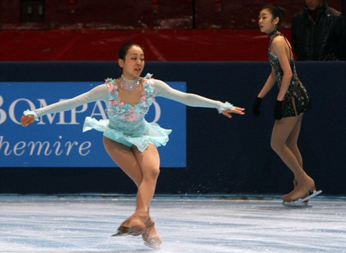 피겨퀸 김연아가 본드걸의 모습을 선보였다. 2009-2010 국제빙상경기연맹(ISU) 피겨 시니어 그랑프리 1차 대회 우승에 도전하는 김연아가 16일 팔레 옴니스포르 드 파리-베르시 빙상장에서 쇼트프로그램 공식연습 중 총을 쏘는 모습으로 마지막 자세를 연기하고 있다. 김연아는 17일 새벽(한국시간) 10명의 출전 선수 가운데 아사다 마오에 이어 9번째로 쇼트프로그램 연기를 펼친다. 