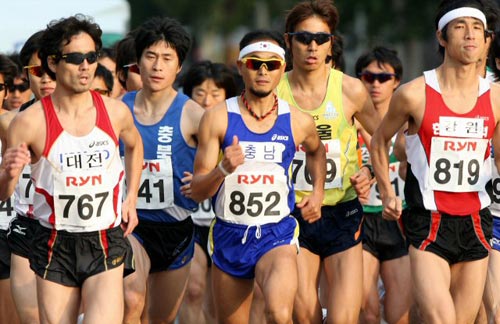 21일 대전 한밭종합운동장에서 열린 제90회 전국체육대회 남자 일반부 마라톤, ‘국민 마라토너’ 이봉주(충남 대표)가 자신의 은퇴 레이스에서 출전 선수들과 함께 역주하고 있다. 