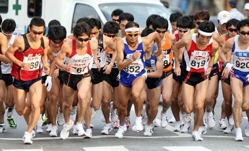 21일 대전 한밭종합운동장에서 열린 제90회 전국체육대회 남자 일반부 마라톤, ‘국민 마라토너’ 이봉주(충남 대표)가 자신의 은퇴 레이스에서 힘차게 출발하고 있다. 