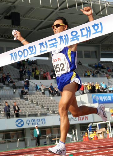 21일 대전 한밭종합운동장에서 열린 제90회 전국체육대회 남자 일반부 마라톤, ‘국민 마라토너’ 이봉주(충남 대표)가 자신의 은퇴 레이스에서 1위로 골인하며 두팔을 들고 기뻐하고 있다. 