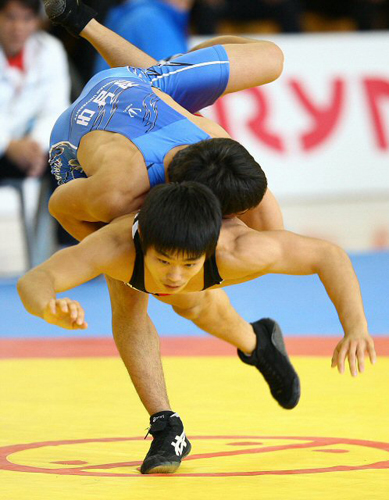 22일 대전대학교 맥센터에서 열린 제90회 전국체전 레슬링 그레코로만 남자대학부 55kg 방성철(경남.파랑)과 박승주(전남.빨강) 준결승에서 방성철이 공격을 시도하고 있다. 
