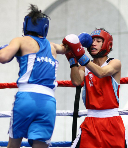 22일 대전 우송대학교 체육관에서 열린 제90회 전국체전 복싱 남자일반부 플라이급 (51kg) 이동원(충남.빨강)과 구승혁(부산.파랑)의 경기에서 이동원이 구승혁의 스트레이트를 맞고 있다. 