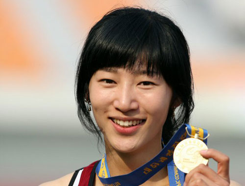23일 대전 한밭종합운동장에서 열린 제90회 전국체전 육상 여자일반 1600M 계주 결승에서 경북 김하나(가운데)가 3번주자로 나서 힘차게 달려나가고 있다. 김하나는 이번 대회에서 한국신기록 2개를 작성하는 등 100M, 200M, 400M 계주, 1600M 계주에서 우승해 4관왕을 차지했다. 