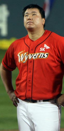 24일 오후 서울 잠실야구장에서 열린 2009 프로야구 한국시리즈 7차전 기아 타이거즈-SK 와이번스 경기 후, 기아 나지완에게 끝내기 홈런을 허용한 SK 채병용이 허탈한 표정으로 서있다. 