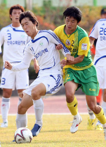 25일 대전 한밭종합운동장보조축구장에서 열린 제90회 전축체전 축구 남자일반 준결승 대전 한국수력원자력(주)-울산 현대미포조선전에서 대전 이수민(왼쪽)이 울산 김호유와 몸싸움하며 드리블하고 있다. 