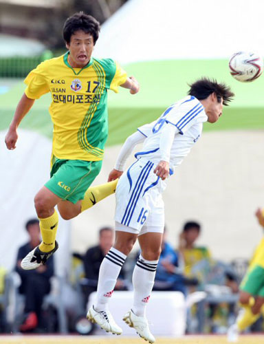 =25일 대전 한밭종합운동장보조축구장에서 열린 제90회 전축체전 축구 남자일반 준결승 대전 한국수력원자력(주)-울산 현대미포조선전에서 대전 김기중(오른쪽)이 울산 박종우에 앞서 헤딩하고 있다. 