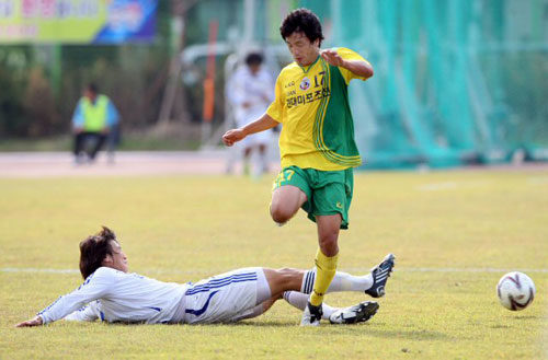  25일 대전 한밭종합운동장보조축구장에서 열린 제90회 전축체전 축구 남자일반 준결승 대전 한국수력원자력(주)-울산 현대미포조선전에서 대전 김기중(아래)이 울산 박종우의 드리블을 막기위해 필사적으로 태클하며 공을 걷어내고 있다. 
