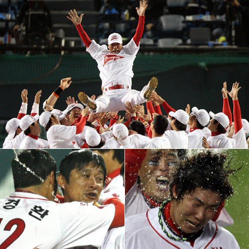 24일 오후 서울 잠실야구장에서 열린 2009 프로야구 한국시리즈 7차전 기아 타이거즈-SK 와이번스 경기, SK에 역전승을 거두며 우승을 차지한 기아 선수들이 조범현 감독을 헹가래 치고 있다. (사진 위)
기아 이종범이 팀 동료들과 샴페인을 떠뜨리며 기뻐하고 있다.(사진 아래 왼쪽)
9회말 끝내기 홈런을 친 기아 나지완이 팀 동료들의 샴폐인 세례를 받으며 울고 있다.(사진 아래 오른쪽)
 