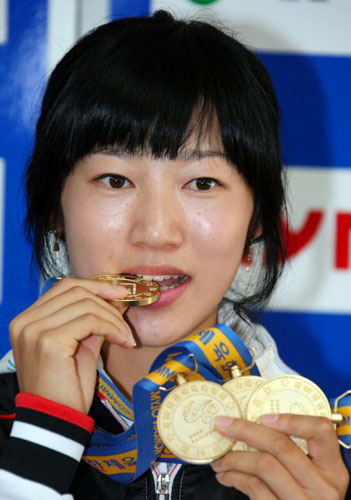 육상 4관왕과 2개의 한국신기록으로 제90회 전국체전 MVP를 차지한 경북 김하나가 26일 대전 한밭종합운동장 프레스룸에서 열린 기자회견에서 금메달을 깨물어보고 있다. 