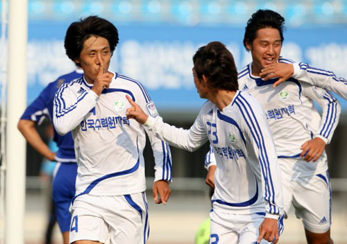  26일 대전 한밭종합운동장에서 열린 제90회 전국체전 축구 남자일반 대전 한국수력원자력-부산교통공사 결승에서 후반 인저리타임에 동점골을 넣은 대전 김영남(왼쪽)이 세리머니하며 기뻐하고 있다. 