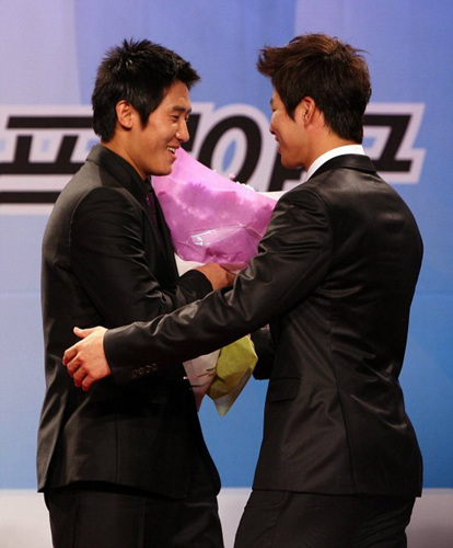 27일 오후 잠실 롯데호텔에서 열린 '2009 CJ마구마구 프로야구 최우수선수(MVP)와 최우수 신인선수 선정 및 각 부문별 시상식'에서 두산 베어스 이용찬이 최우수 신인선수상을 수상 후 기뻐하고 있다. 