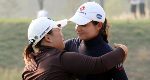 신지애가 LPGA 투어 하나은행-코오롱챔피언십 1라운드를 5언더로 마무리 했다. 30일 인천 스카이72 골프장 오션코스에서 1라운드를 마친 후 로레나 오초아와 인사하고 있다. 오초아는 1언더. 