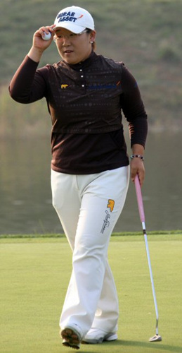 신지애가 LPGA 투어 하나은행-코오롱챔피언십 1라운드를 5언더로 마무리 했다. 30일 인천 스카이72 골프장 오션코스에서 열린 1라운드를 로레나 오초아, 크리스티 커와 한조로 경기한 신지애가 마지막 홀을 파로 마친 후 인사를 하고 있다. 오초아는 1언더. 