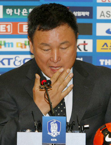 허정무 축구대표팀 감독이 2일 오전 서울시 종로구 신문로 축구회관에서 열린 유럽 원정팀 발표 기자회견에서 고민스러운 표정을 짓고 있다. 이번 대표 선발에는 `골 넣는 수비수' 곽태휘(전남)와 미드필더 김두현(수원)이 허정무 감독이 이끄는 축구대표팀에 복귀했고 인상적인 활약을 펼친 수비수 차두리(프라이부르크)도 다시 태극마크를 단다. 