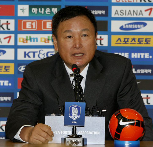 허정무 축구대표팀 감독이 2일 오전 서울시 종로구 신문로 축구회관에서 기자회견을 열고 11월14일 덴마크, 같은 달 18일 세르비아와 평가전에 나설 대표 선수 25명 명단을 발표하고 있다. 