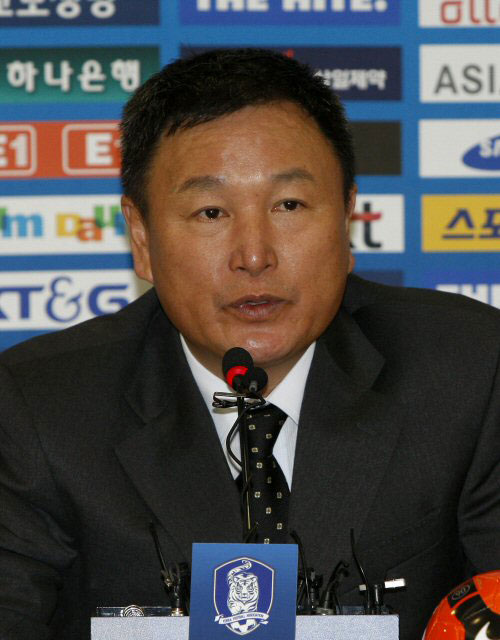 허정무 축구대표팀 감독이 2일 오전 서울시 종로구 신문로 축구회관에서 기자회견을 열고 11월14일 덴마크, 같은 달 18일 세르비아와 평가전에 나설 대표 선수 25명 명단을 발표하고 있다. 