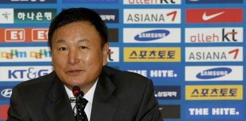 허정무 축구대표팀 감독이 2일 오전 서울시 종로구 신문로 축구회관에서 기자회견을 열고 11월14일 덴마크, 같은 달 18일 세르비아와 평가전에 나설 대표 선수 25명 명단을 발표하고 있다. 