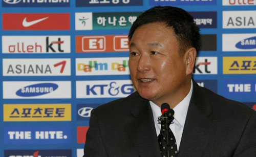 허정무 축구대표팀 감독이 2일 오전 서울시 종로구 신문로 축구회관에서 기자회견을 열고 11월14일 덴마크, 같은 달 18일 세르비아와 평가전에 나설 대표 선수 25명 명단을 발표하고 있다. 