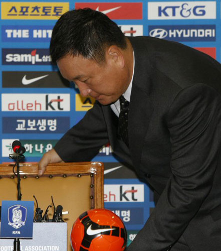 허정무 축구대표팀 감독이 2일 오전 서울시 종로구 신문로 축구회관에서 열린 유럽 원정팀 발표 기자회견을 마치고 나서 자리에서 일어나고 있다. 