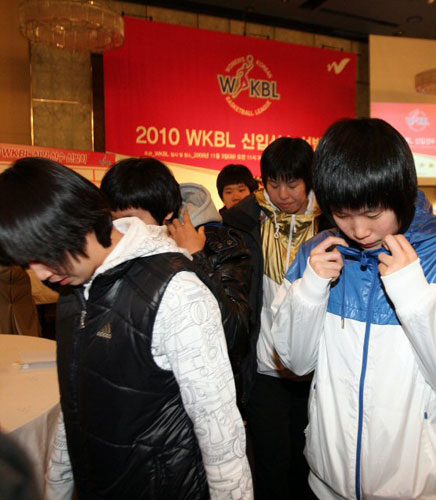 한국여자농구연맹(WKBL) 2010년 신입선수 선발회가 부천 신세계, 춘천 우리은행 등 2개 구단의 불참으로 파행을 빚었다. 3일 서울 태평로 서울프라자호텔에서 여자농구 신인 선수들이 행사장을 떠나고 있다. 