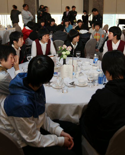한국여자농구연맹(WKBL) 2010년 신입선수 선발회가 부천 신세계, 춘천 우리은행 등 2개 구단의 불참으로 파행을 빚었다. 3일 서울 태평로 서울프라자호텔에서 여자농구 신인 선수들이 드래프트 연기 소식을 듣고 혼란스러워하고 있다. 