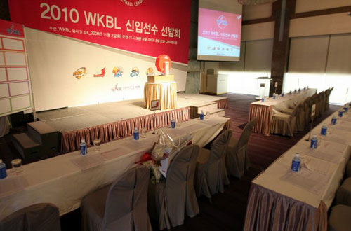한국여자농구연맹(WKBL) 2010년 신입선수 선발회가 부천 신세계, 춘천 우리은행 등 2개 구단의 불참으로 파행을 빚었다. 3일 서울 태평로 서울프라자호텔에 마련된 행사장이 텅 비어 있다. 