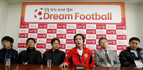 `리더스 유나이티드' 김명철 감독이 3일 서울 목동경기장에서 열린 `홍명보와 함께하는 리더스 Utd.의 드림 클리닉'에서 인사말을 하고 있다. 이날 행사는 SK텔레콤의 생각대로T에서 후원한 드림풋볼 캠페인으로 아이들에게 축구를 통해 희망과 꿈을 키우고자 마련됐다. 