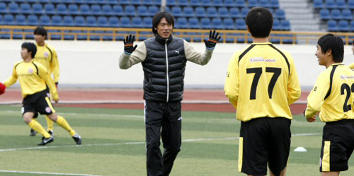 홍명보 올림픽대표팀 감독이 3일 서울 목동경기장에서 전북 정읍의 '악동' 유소년 축구팀인 '리더스 유나이티드' 선수들에게 축구를 지도하고 있다. 이날 행사는 SK텔레콤의 생각대로T에서 후원한 드림풋볼 캠페인이다. 