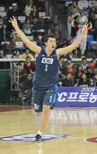 5일 오후 서울 잠실학생체육관에서 열린 프로농구 서울 SK 대 전주 KCC의 경기에서 전주의 강병현이 3점슛을 성공시킨 뒤 양손을 들어 환호하고 있다. 