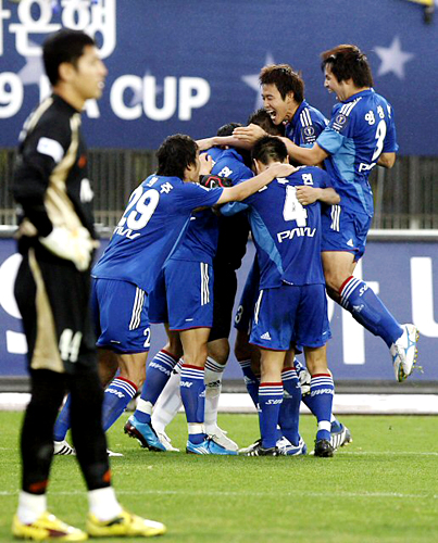 8일 오후 성남 종합운동장에서 열린 2009 하나은행 FA컵 결승 성남 일화-수원 삼성 경기에서 승부차기 끝에 승리한 수원삼성 선수들이 환호하고 있다. 
