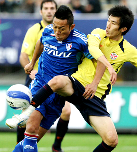 8일 성남종합운동장에서 벌어진 2009 하나은행 FA컵 결승 수원 삼성과 성남 일화의 경기에서 수원 김대의(왼쪽)와 성남 장학영이 볼 다툼을 벌이고 있다. 승부차기 끝에 수원 삼성 우승. 