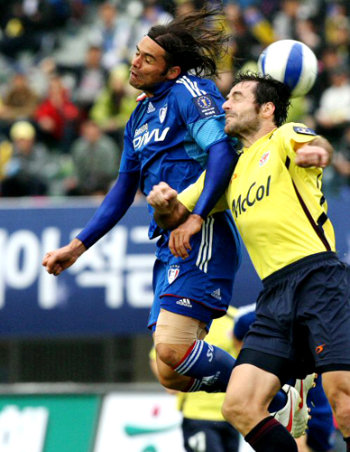 8일 성남종합운동장에서 벌어진 2009 하나은행 FA컵 결승 수원 삼성과 성남 일화의 경기에서 수원 에두(왼쪽)와 성남 사샤가 공중 볼 다툼을 벌이고 있다. 승부차기 끝에 수원 삼성 우승. 