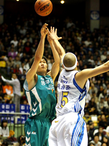 8일 잠실실내체육관에서 열린 2009-2010 KCC 프로농구 정규리그 서울 삼성과 원주 동부의 경기에서 동부 김주성이 슛을 쏘고 있다. 