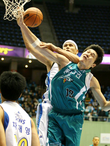 8일 잠실실내체육관에서 열린 2009-2010 KCC 프로농구 정규리그 서울 삼성과 원주 동부의 경기에서 삼성 이승준과 동부 윤호영이 리바운드를 다투고 있다. 