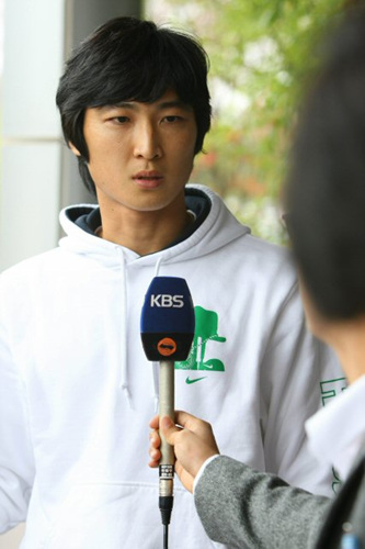 덴마크ㆍ세르비아와의 유럽원정 평가전을 앞두고 축구 국가대표팀이 소집된 9일 오전 '골넣는 수비수' 곽태휘가 파주 NFC에 도착해 인터뷰를 하고 있다. 
 