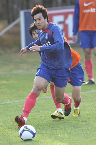 축구국가대표팀의 유럽원정을 하루 앞둔 9일 오후 파주 NFC에서 열린 훈련에서 이동국이 미니게임 도중 돌파를 시도하고 있다. 
