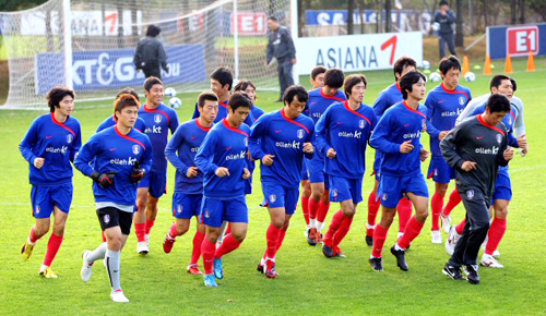 축구국가대표팀의 유럽원정을 하루 앞둔 9일 오후 파주 NFC에서 열린 훈련에서 선수들이 달리기로 몸을 풀고 있다. 