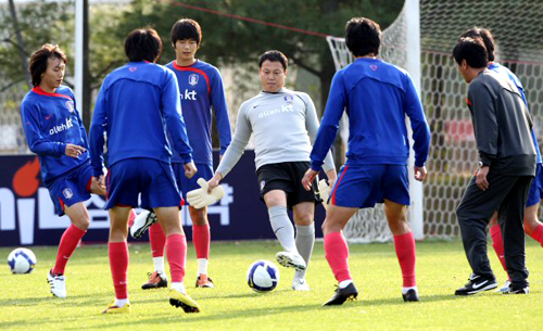 축구국가대표팀의 유럽원정을 하루 앞둔 9일 오후 파주 NFC에서 열린 훈련에서 이운재 등 선수들이 공뺏기를 하며 몸을 풀고 있다. 