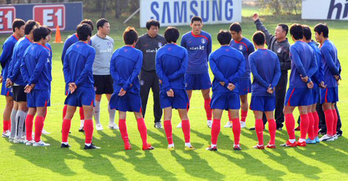 축구국가대표팀의 유럽원정을 하루 앞둔 9일 오후 파주 NFC에서 열린 훈련에서 선수들이 허정무 감독의 지도를 받고 있다. 