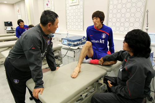 축구국가대표팀의 유럽원정을 하루 앞둔 9일 오후 파주 NFC에서 의무실 재개장 행사가 열렸다. 김정우가 레이저 치료를 받기 전 허정무 감독과 이야기하고 있다. 