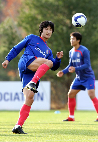 축구국가대표팀의 유럽원정을 하루 앞둔 9일 오후 파주 NFC에서 열린 훈련에서 곽태휘가 패스 연습을 하고 있다. 