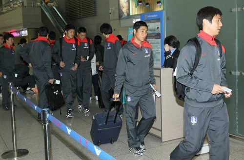 축구 국가대표팀 유럽 원정 평가전을 앞둔 10일 오전 이근호를 비롯한 선수들이 인천공항 내 출국심사대를 향하고 있다. 