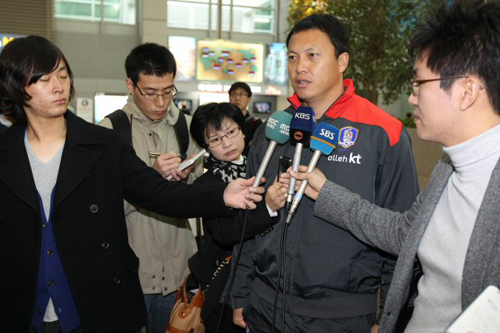 축구 국가대표팀 유럽 원정 평가전을 앞둔 10일 오전 이운재가 출국 직전 인천공항 출국장에서 인터뷰를 하고 있다. 