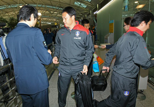 축구 국가대표팀 유럽 원정 평가전을 앞둔 10일 오전 이운재를 비롯한 선수들이 인천공항 내 출국심사대를 향하고 있다. 