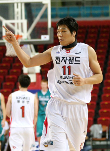 10일 인천삼산월드체육관에서 열린 프로농구 인천 전자랜드-원주 동부 경기. 전자랜드 서장훈이 2쿼터에서 3점슛을 성공시키고 기뻐하고 있다. 